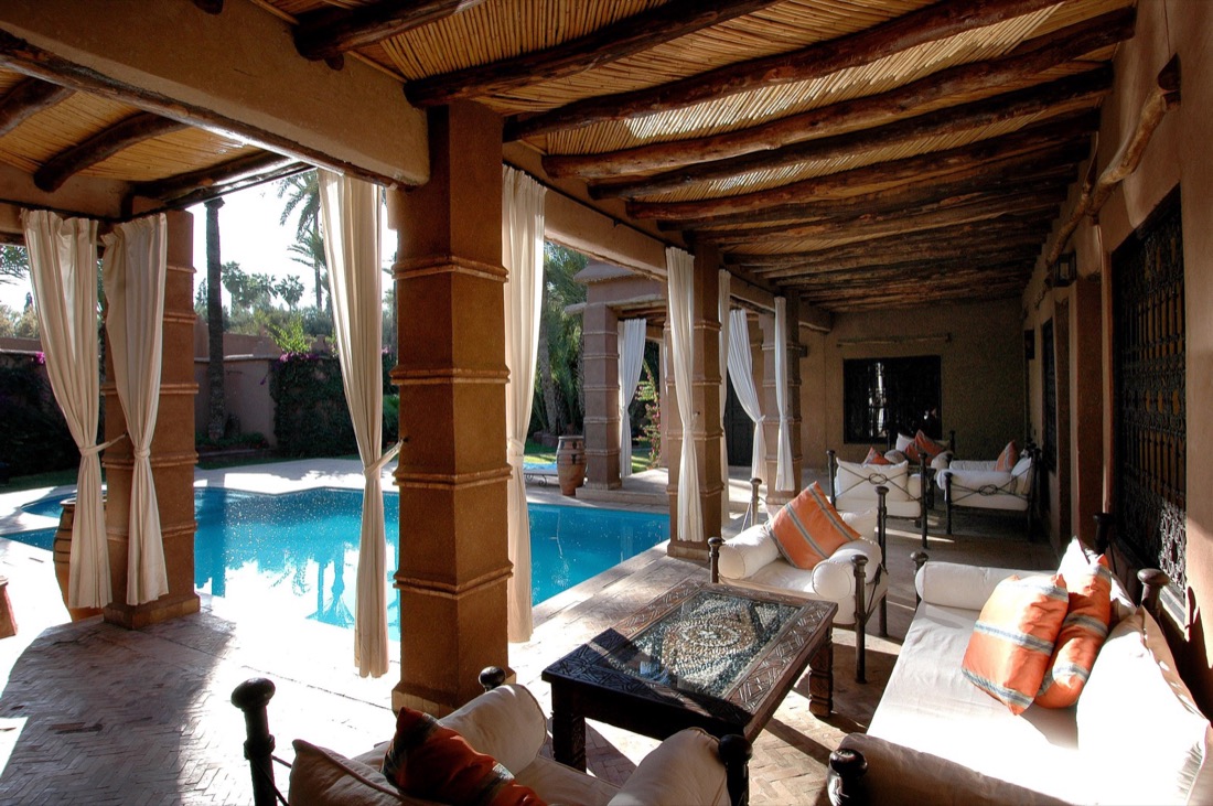 Villa avec pergola et piscine — photo d'illustration