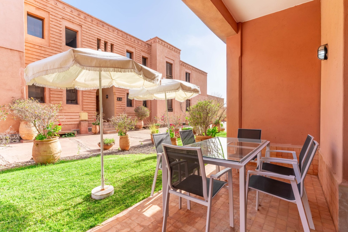 Terrasse et jardin privatif de l'appartement de Loubna aux Jardins de l'Atlas
